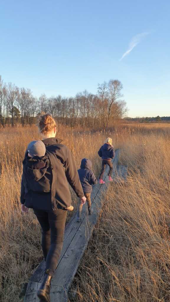 Tineke met kinderen aan het wandelen